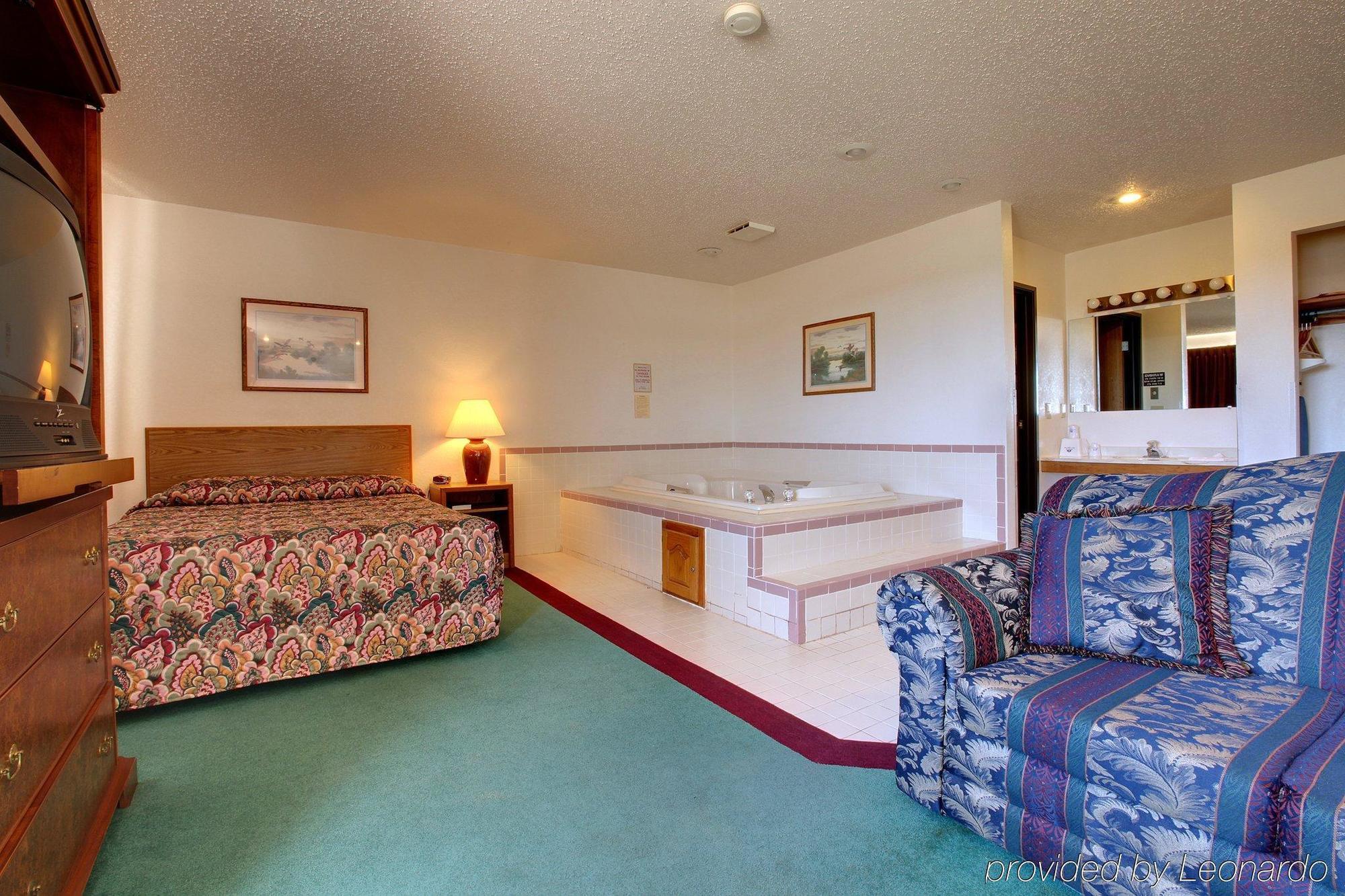 Americas Best Value Inn & Suites Cassville Roaring River Chambre photo